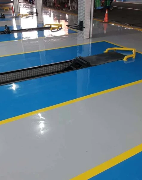 Piso de estacionamento com revestimento epóxi — acabamento liso resistente ao tráfego intenso de veículos pesados