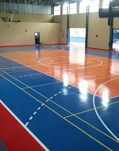 Demarcação de quadra esportiva com tinta epóxi — linhas precisas em cores contrastantes sobre piso com acabamento liso