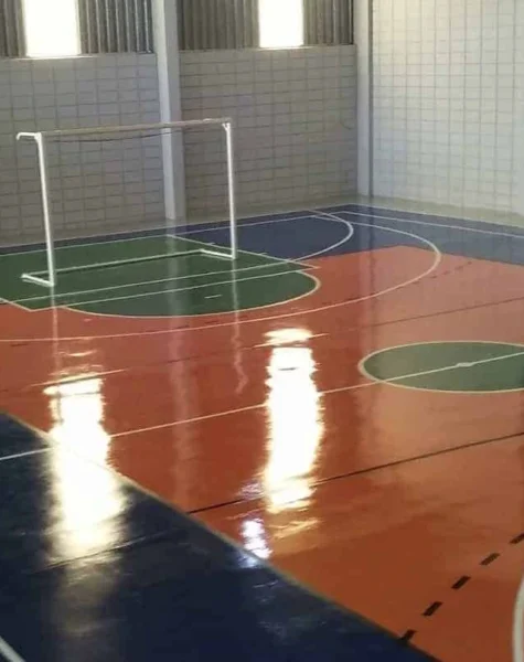 Quadra esportiva com pintura epóxi multicolorida — áreas de jogo em cores distintas com demarcação profissional
