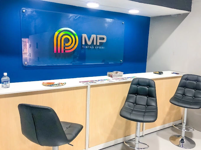 Equipe da MP Tintas Epóxi em frente à loja — fabricação própria de revestimentos epóxi de alta resistência